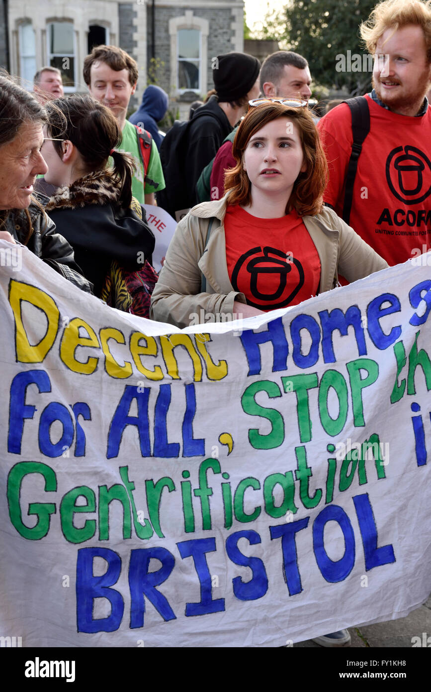 Bristol, Regno Unito. Xx Apr, 2016. Protesta del consiglio di Bristol alloggi di proprietà svenduti al posto del rinnovato auction in Bristol, Regno Unito, 20 aprile 2016, alla Chiesa di Tutti i Santi sulla strada Pempbrooke portato fuori la folla di manifestanti, stimato fino al 100, opponendosi al Bristol City Council vendita quindici consiglio proprietà invece di rimetterli a nuovo e per la locazione. Bristol è una grave carenza di alloggi particolarmente in convenienti per lasciare uno e due camere da letto appartamenti che portano a questa protesta. Credit: Charles Stirling/Alamy Live News Foto Stock