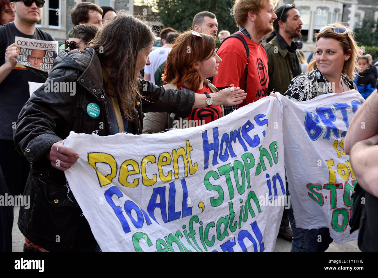 Bristol, Regno Unito. Xx Apr, 2016. Protesta del consiglio di Bristol alloggi di proprietà svenduti al posto del rinnovato auction in Bristol, Regno Unito, 20 aprile 2016, alla Chiesa di Tutti i Santi sulla strada Pempbrooke portato fuori la folla di manifestanti, stimato fino al 100, opponendosi al Bristol City Council vendita quindici consiglio proprietà invece di rimetterli a nuovo e per la locazione. Bristol è una grave carenza di alloggi particolarmente in convenienti per lasciare uno e due camere da letto appartamenti che portano a questa protesta. Credit: Charles Stirling/Alamy Live News Foto Stock