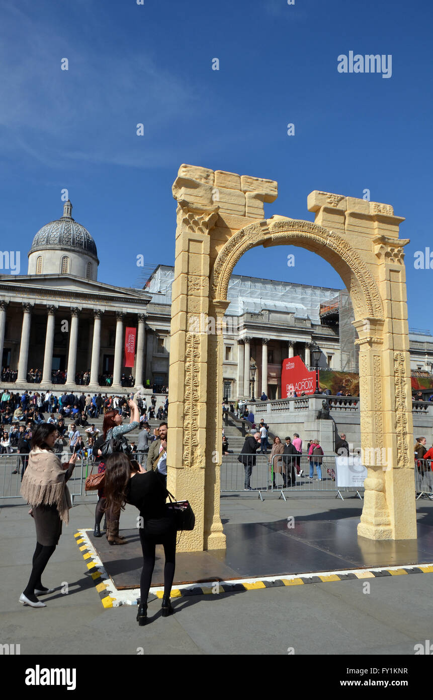 Londra, UK, 20 aprile 2016 Folla girare fuori in una giornata di sole per visualizzare una replica di un monumento siriano, due millenni vecchio e distrutto da un cosiddetto stato islamico in Siria, è stata eretta a Londra in Trafalgar Square.Il modello in scala del arco di trionfo in Palmyra in Siria è stato realizzato dal marmo egiziano dall Istituto di Archeologia Digitale (IDA) utilizzando la tecnologia 3D, basato su fotografie dell'originale arch. Credito: JOHNNY ARMSTEAD/Alamy Live News Foto Stock