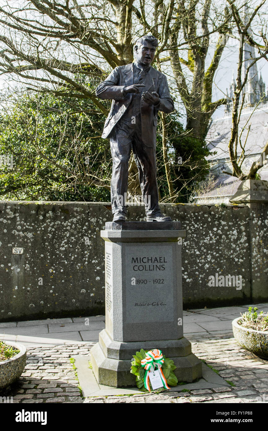 Una statua di Michael Collins, da Kevin Holland, Emmet Square, Clonakilty, West Cork, Irlanda. Foto Stock