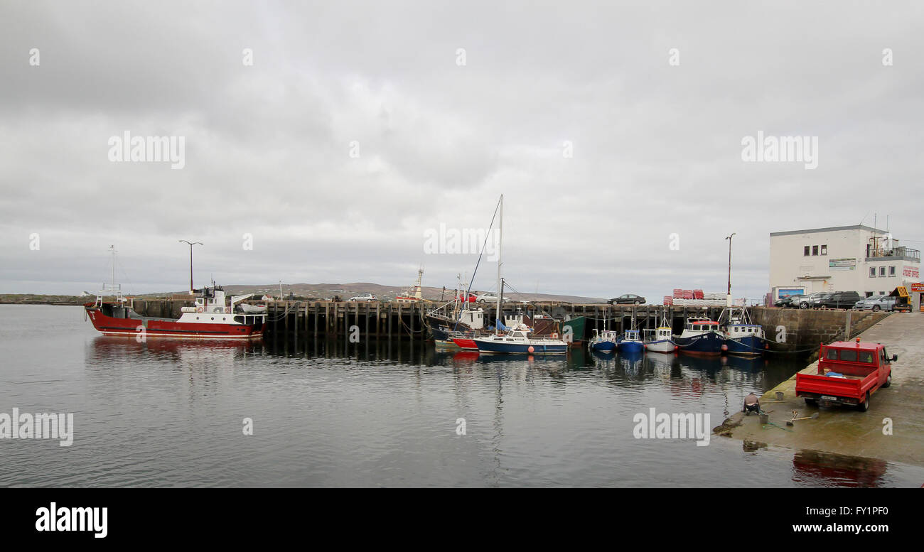 Scalo del porto e le barche nel porto a Burtonport, County Donegal, Irlanda. Foto Stock