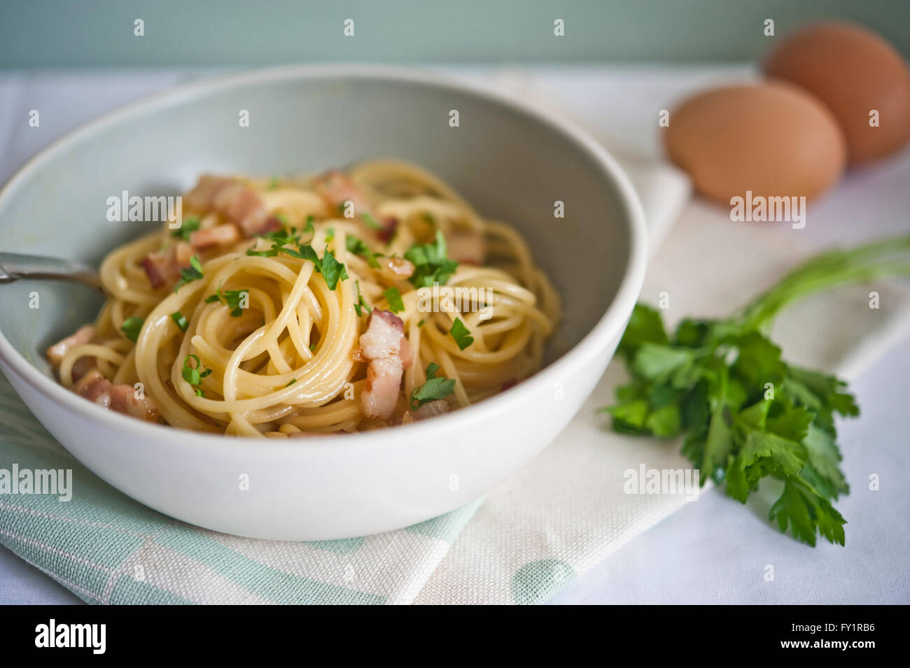 Spaghetti alla carbonara con uova fresche e prezzemolo Foto Stock