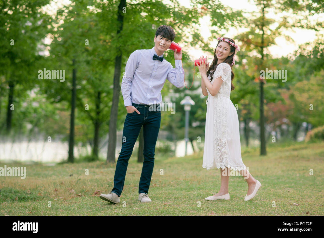 Giovani sorridenti sposi comunicante Foto Stock