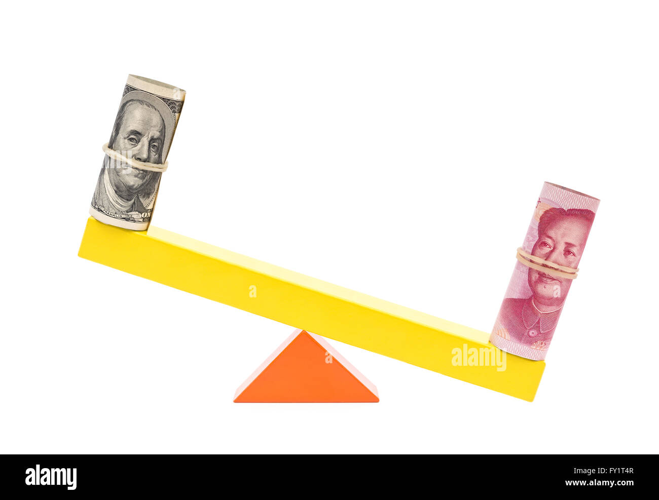 Rmb più pesante di usd su teeterboard su sfondo bianco Foto Stock