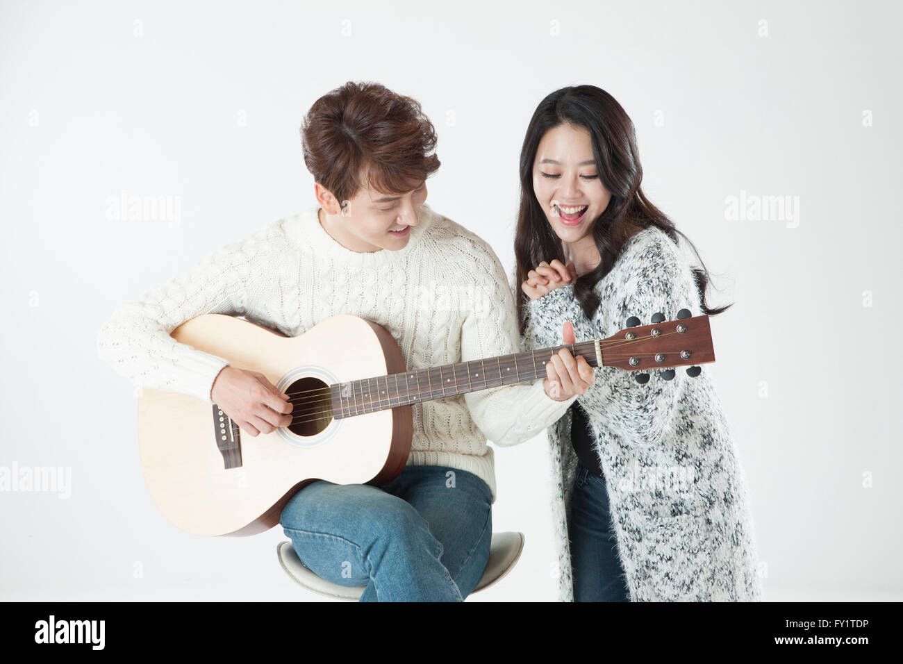 Ritratto di giovane coppia sorridente con la chitarra Foto Stock