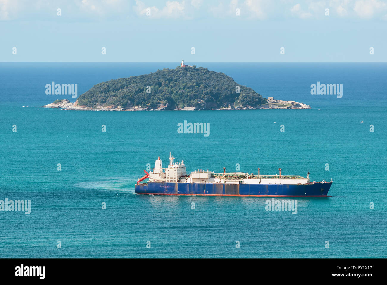 Nave cisterna nave a vela in mare nei pressi di un'isola Foto Stock