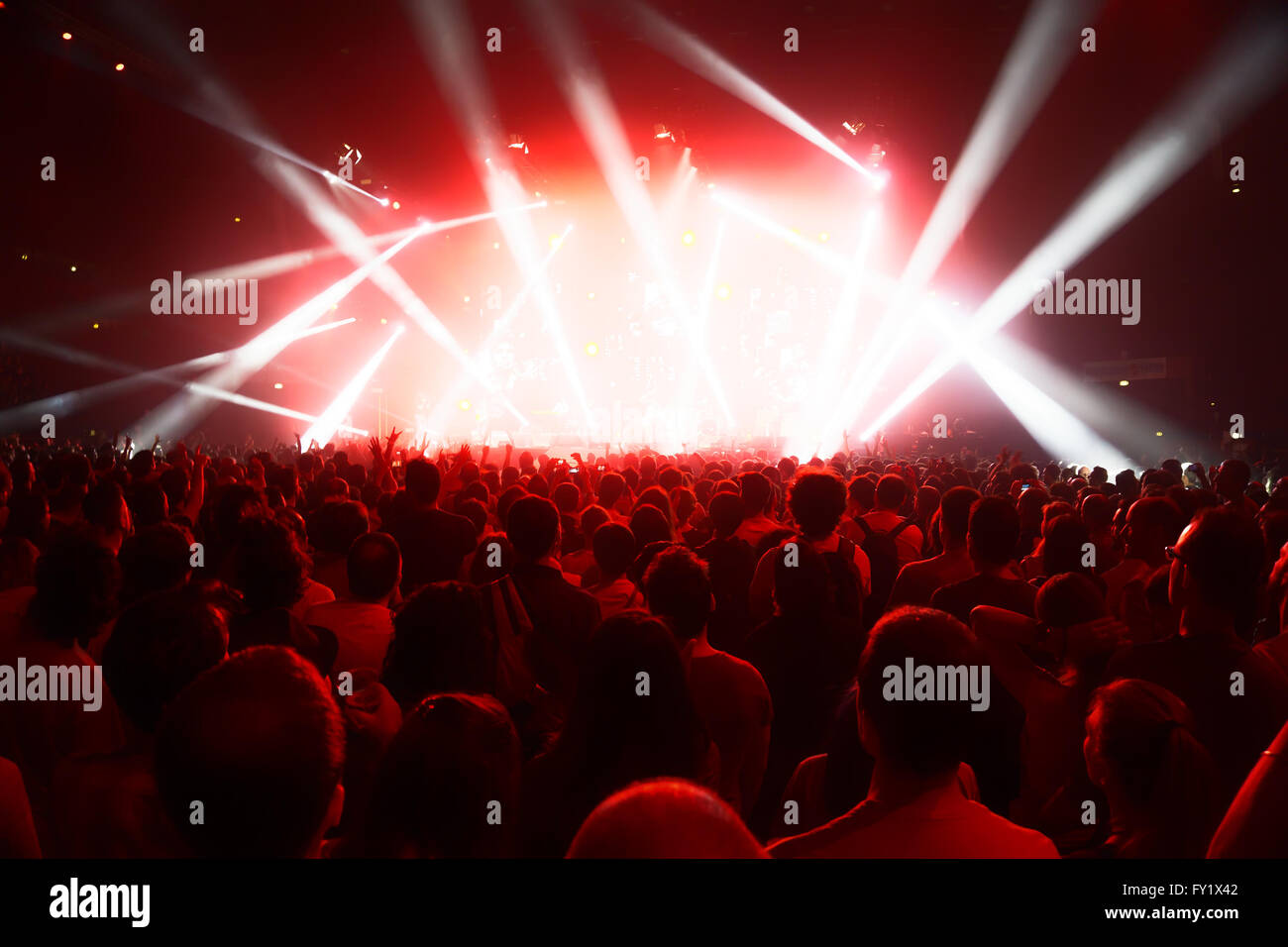 Concerto folla di giovani di fronte luminose luci da palco Foto Stock