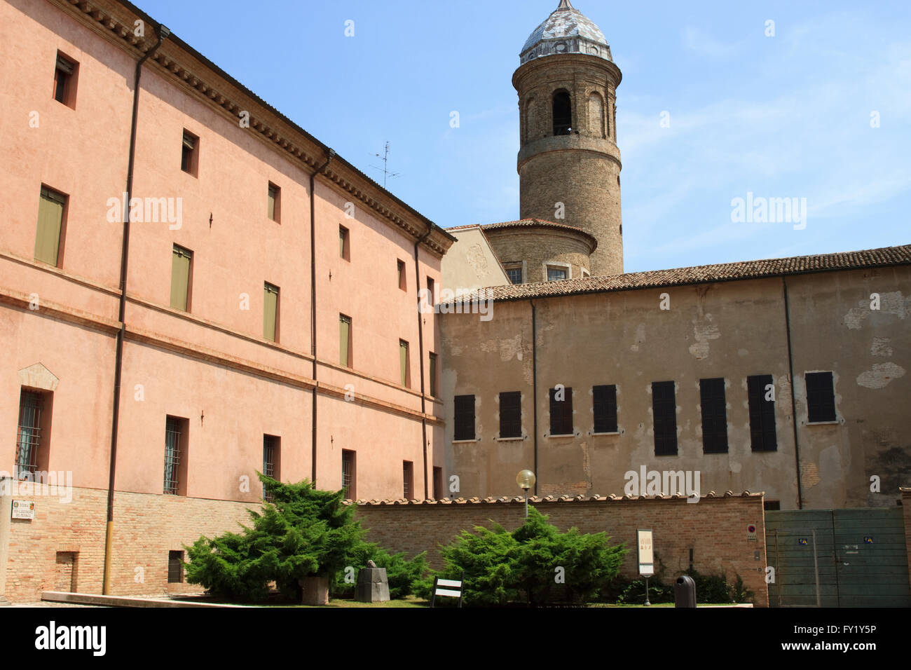Museo Nazionale di Ravenna e la torre campanaria della Basilica di San Vitale a Ravenna, Italia. Foto Stock