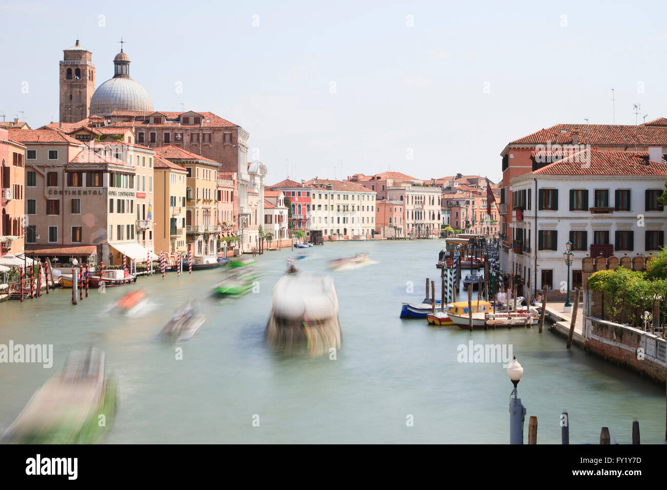 Grand Canal lunga esposizione che guarda verso la Chiesa di San Geremia, Venezia, Italia. Foto Stock