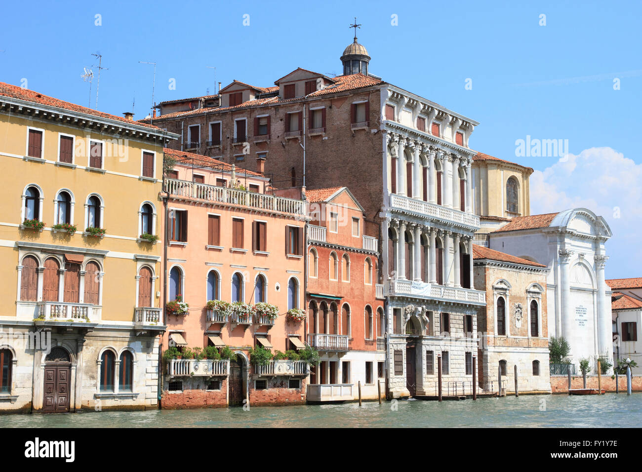 Edifici veneziani sul Canal Grande e sulla Chiesa di San Geremia a Venezia, Italia. Foto Stock