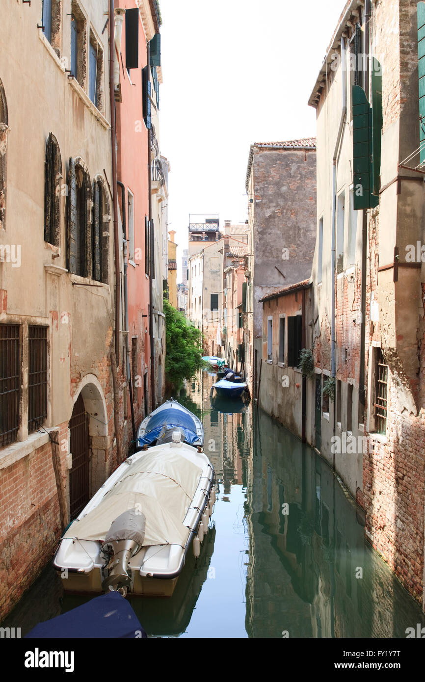 Piccolo e tipico canale veneziano. Foto Stock