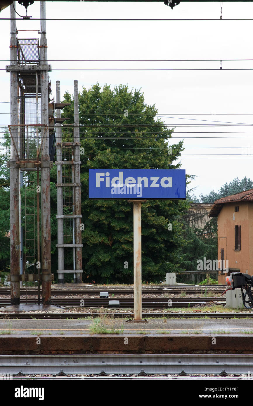 Segno per Fidenza Stazione ferroviaria (Stazione Ferroviaria di Fidenza) in Fidenza, Italia. Foto Stock