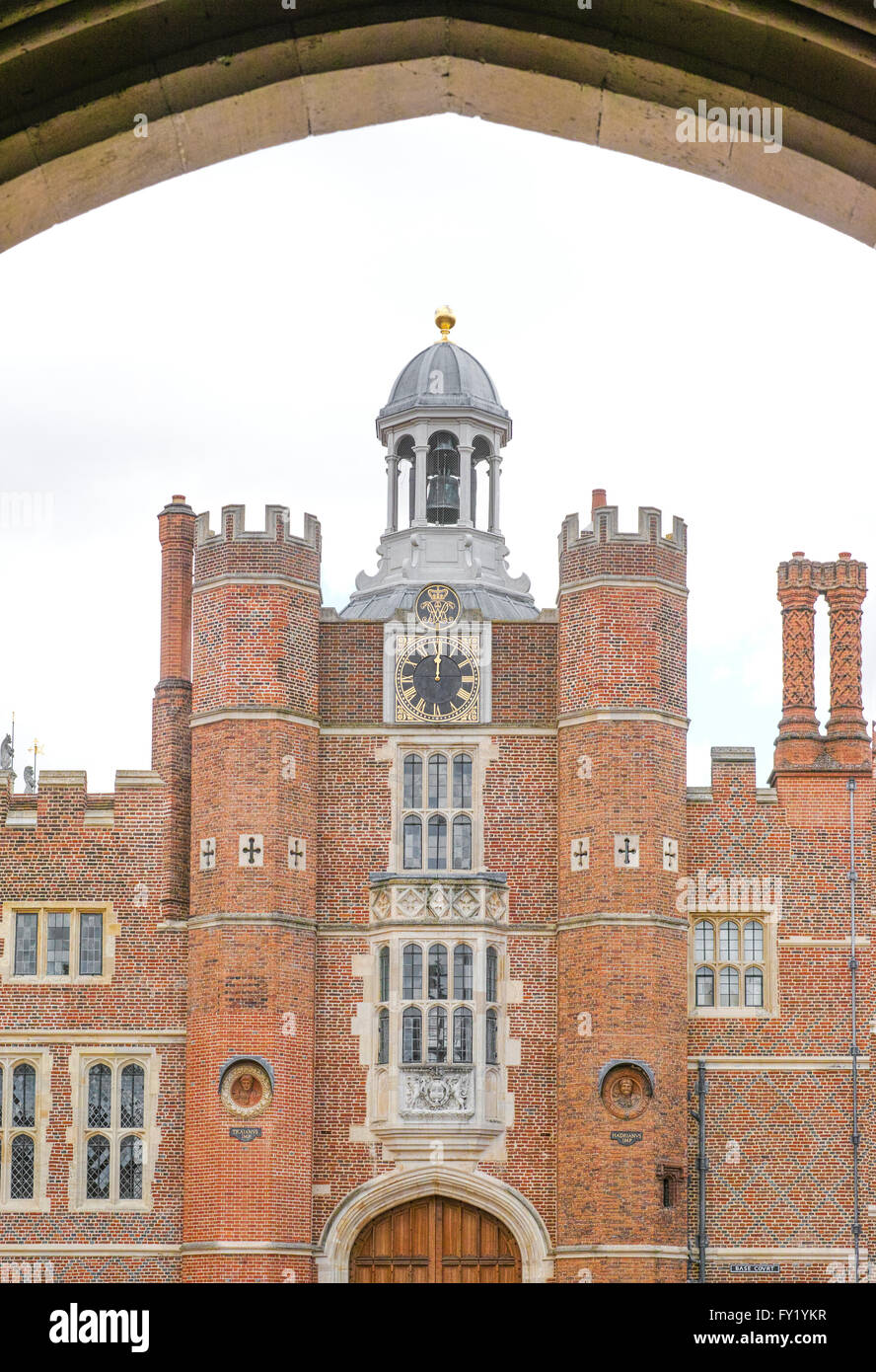 Corte di base a Hampton Court, rinnovato ed ampliato nel 1515 dal cardinale Wolsey. Foto Stock