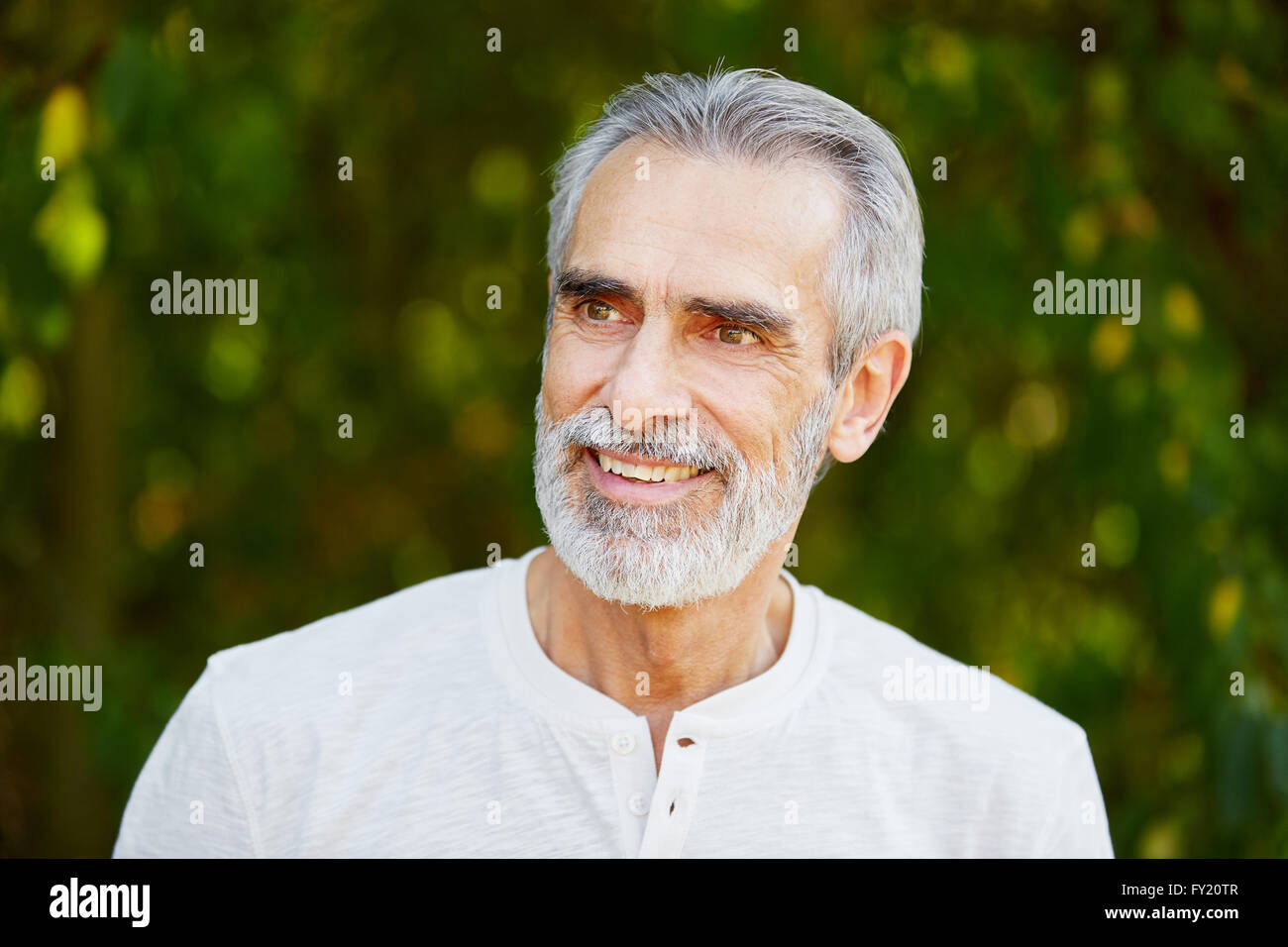 Senior pensionati uomo sorridente con gioia in estate la natura Foto Stock