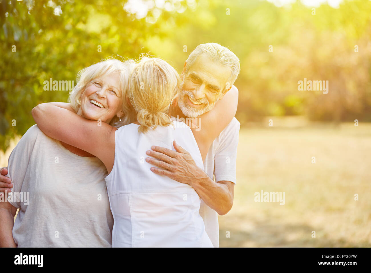 Samiling anziani salutarci con gioia in estate Foto Stock
