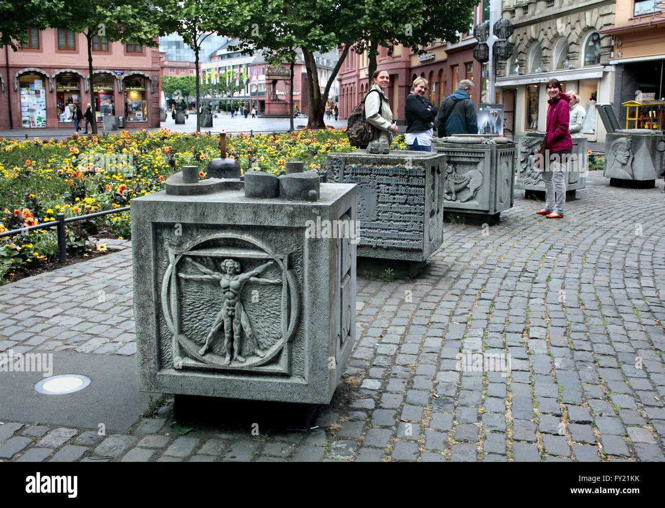 Le sculture in pietra di stampanti' blocchi, parte di un monumento a stampanti' tipo, al di fuori del Museo Gutenberg di Mainz, Germania. Foto Stock