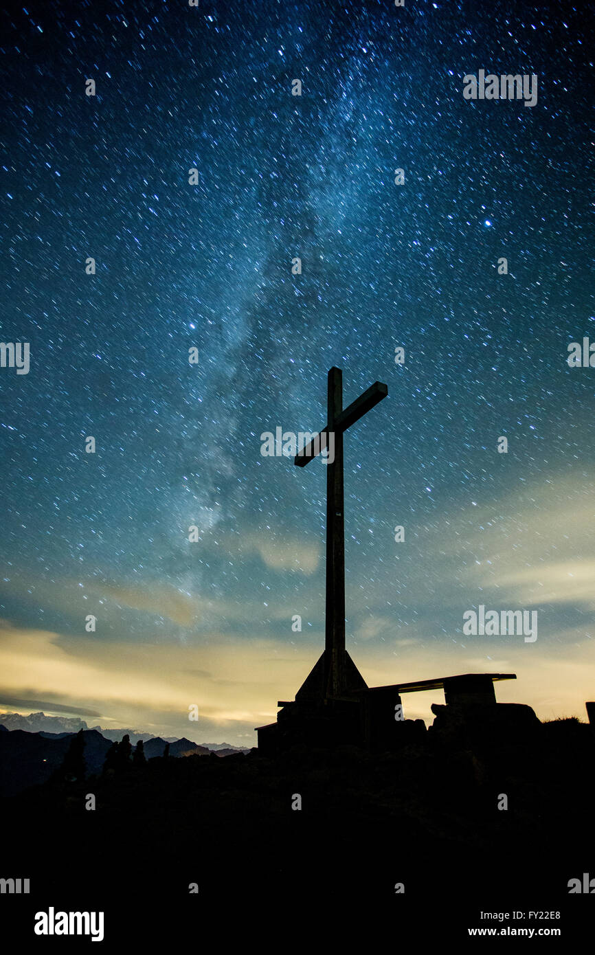 Vertice di croce di notte sul Diedamskopf, cielo stellato con la Via Lattea, Foresta di Bregenz, Vorarlberg, Austria Foto Stock