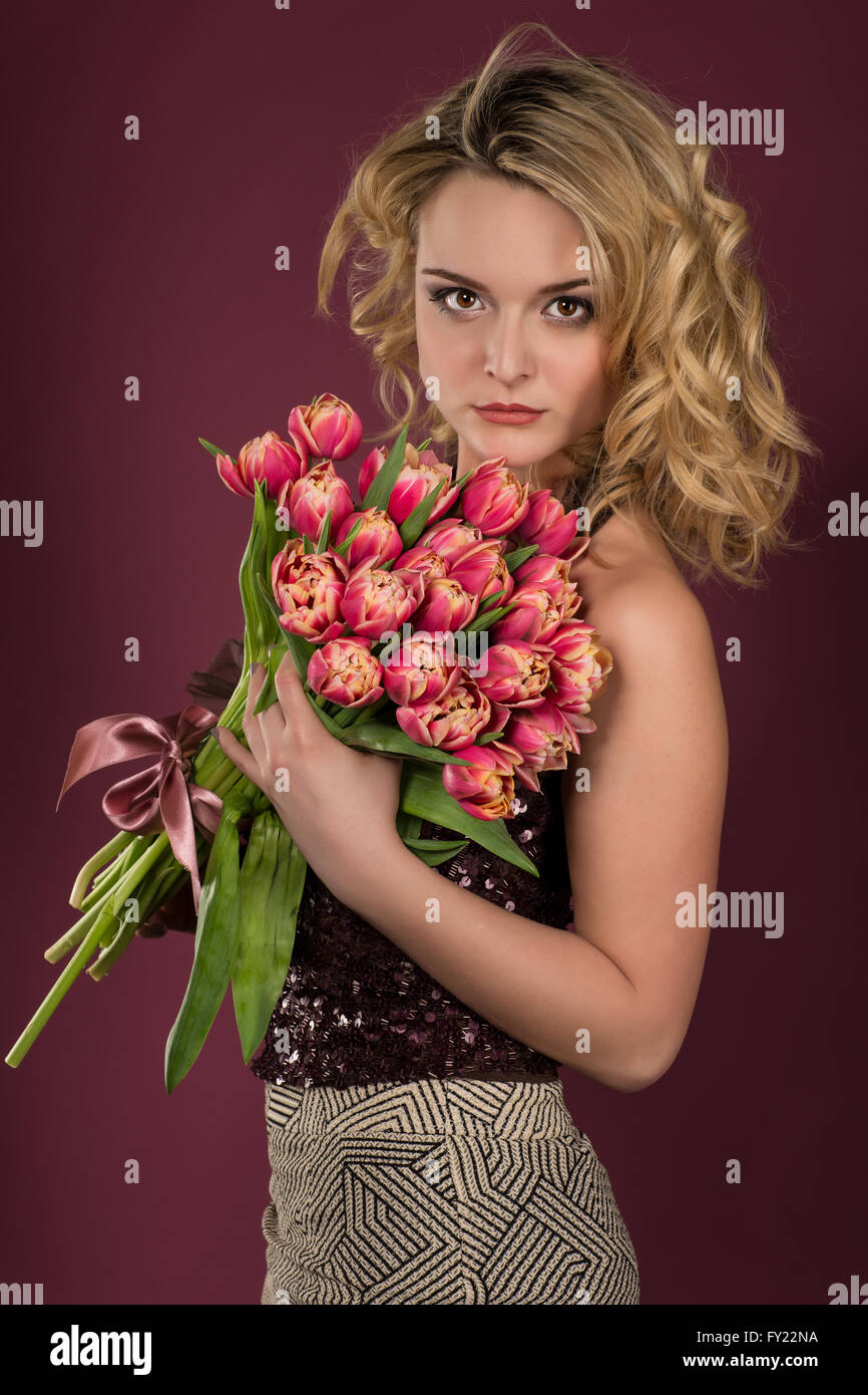 Giovane donna con un bouquet di tulipani, Lifestyle, ritratto Foto Stock