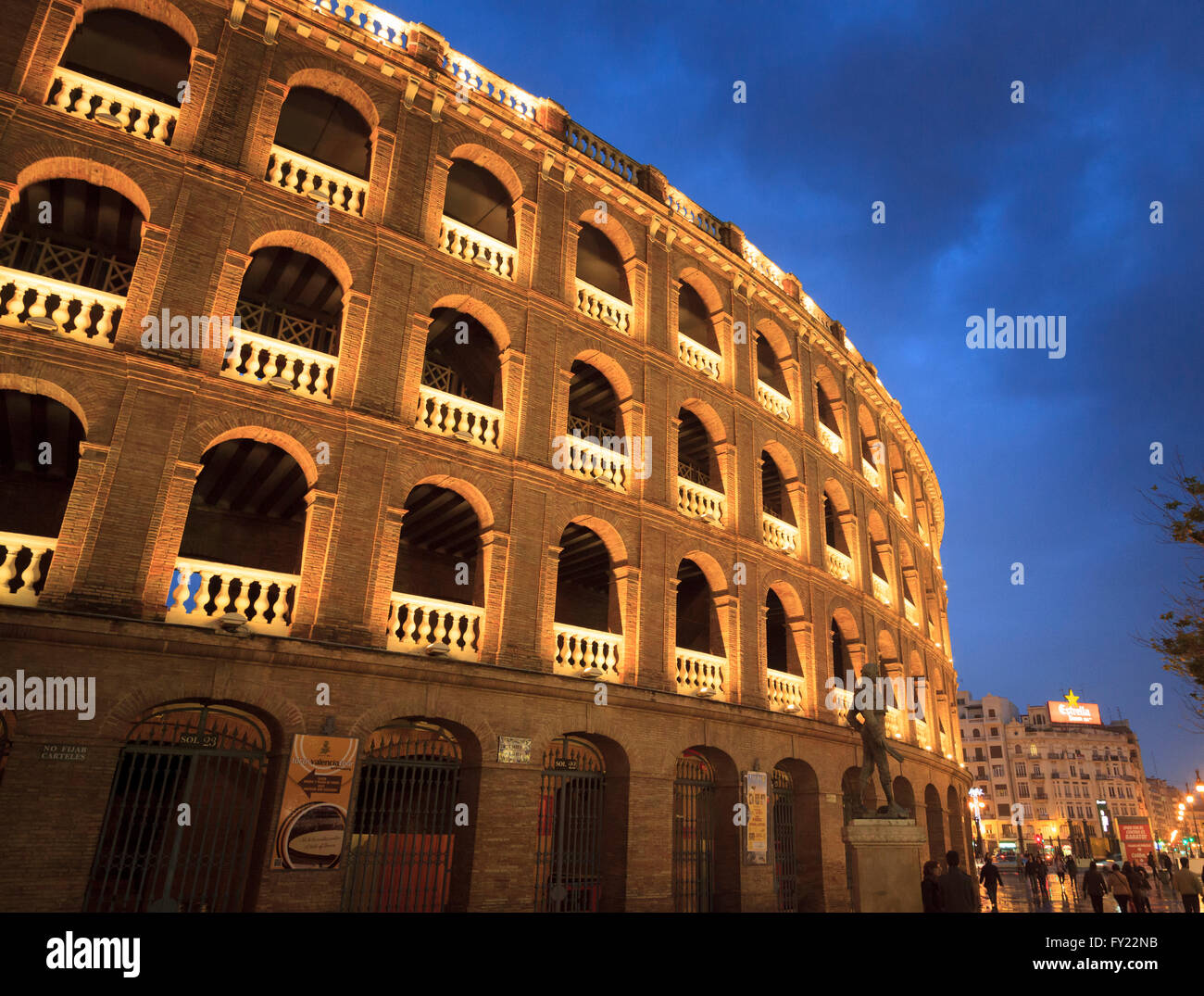 Esterno dell'arena Plaza de Toros Valencia illuminata di notte, Russafa, Valencia, Comunidad Valenciana, Spagna Foto Stock