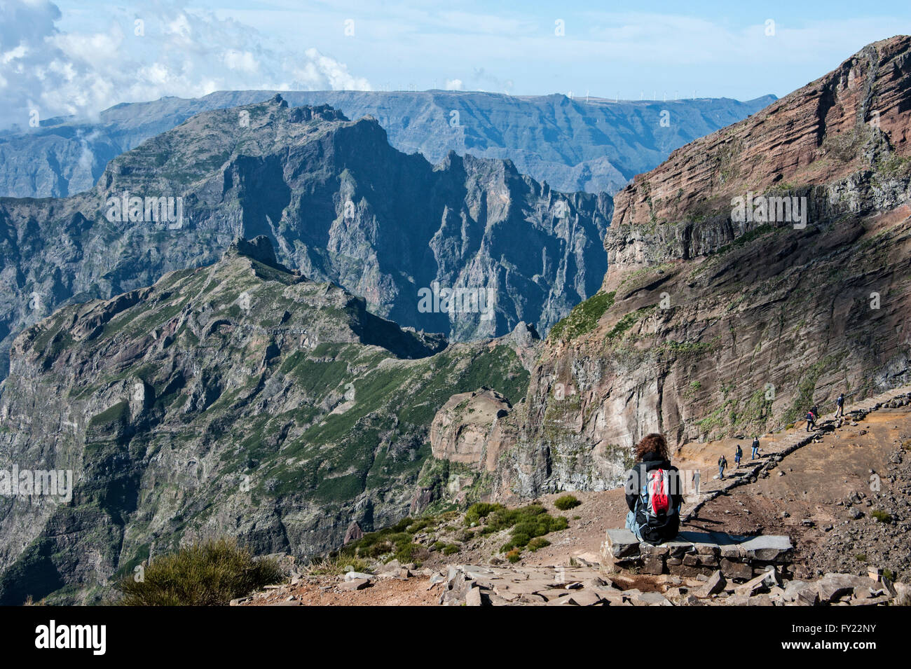 Vista sulle montagne dal sentiero escursionistico a Pico do Arieiro, Madeira, Portogallo Foto Stock