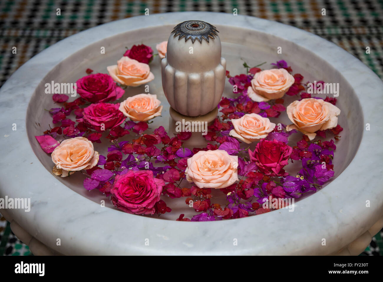 Fiori in Fontana al riad esclusivo boutique hotel vicino Piazza Jemaa El Fnaa marrakech marocco Foto Stock