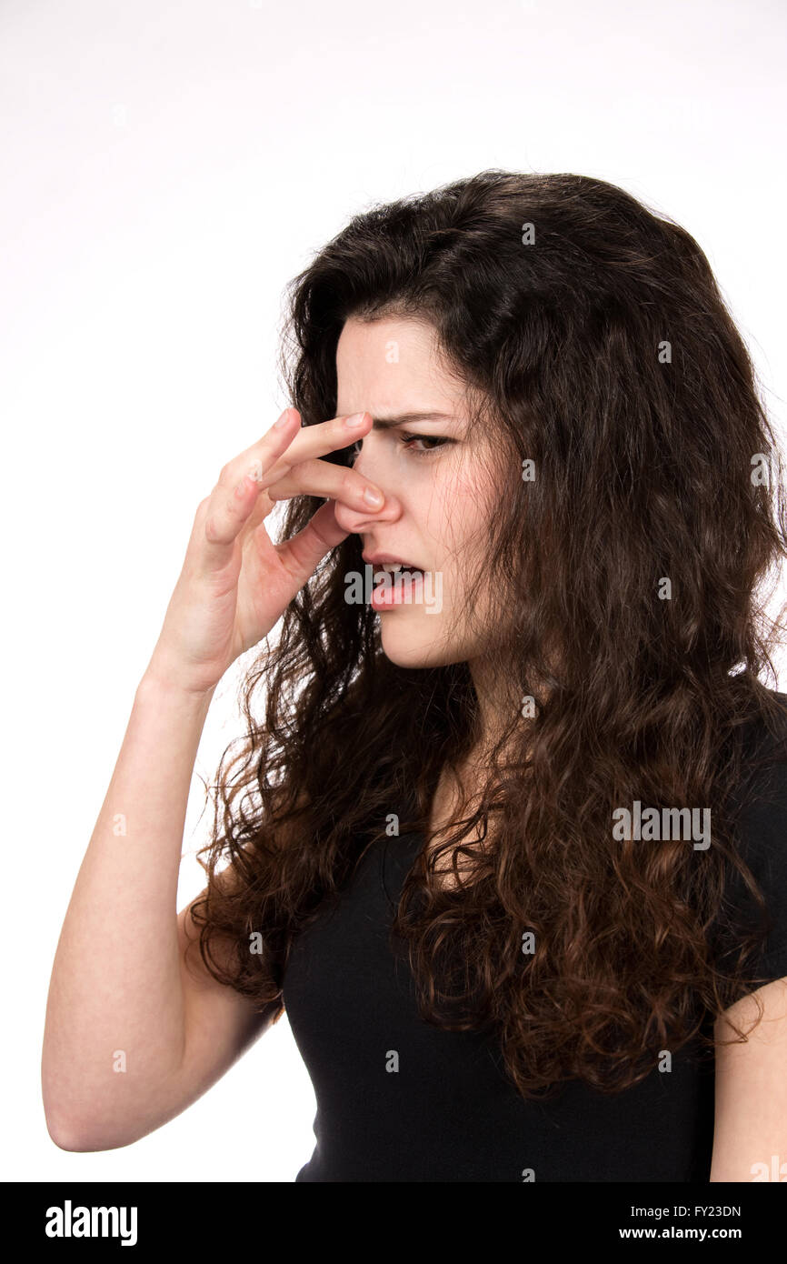 Donna strozza il suo naso in risposta ad un maleodorante e puzzolente odore. Foto Stock