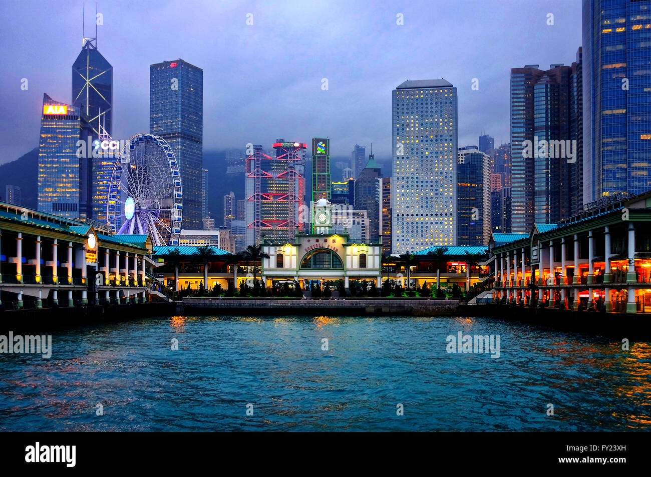 Traghetto Central Piers orologio, Isola di Hong Kong, Hong Kong, Cina Foto Stock