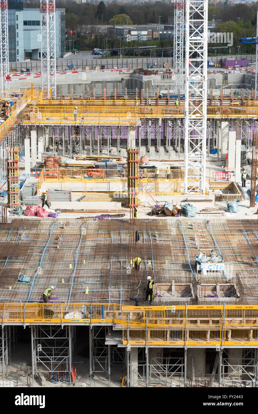 Esecuzione di lavori di costruzione di un edificio sito a Cambridge Bio Medical Campus Cambridge Regno Unito Foto Stock