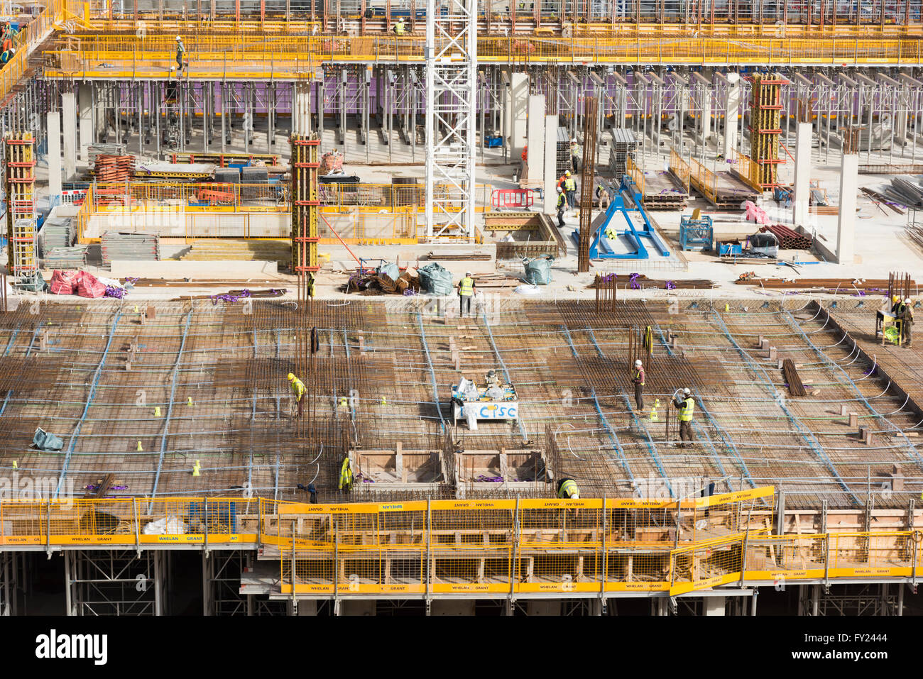 Esecuzione di lavori di costruzione di un edificio sito a Cambridge Bio Medical Campus Cambridge Regno Unito Foto Stock