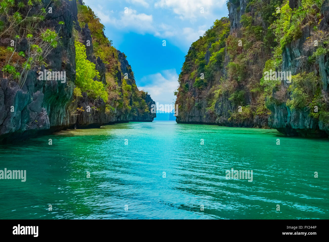 Bellissimo paesaggio tropicale con laguna blu e isole di montagna, El Nido, PALAWAN FILIPPINE Foto Stock