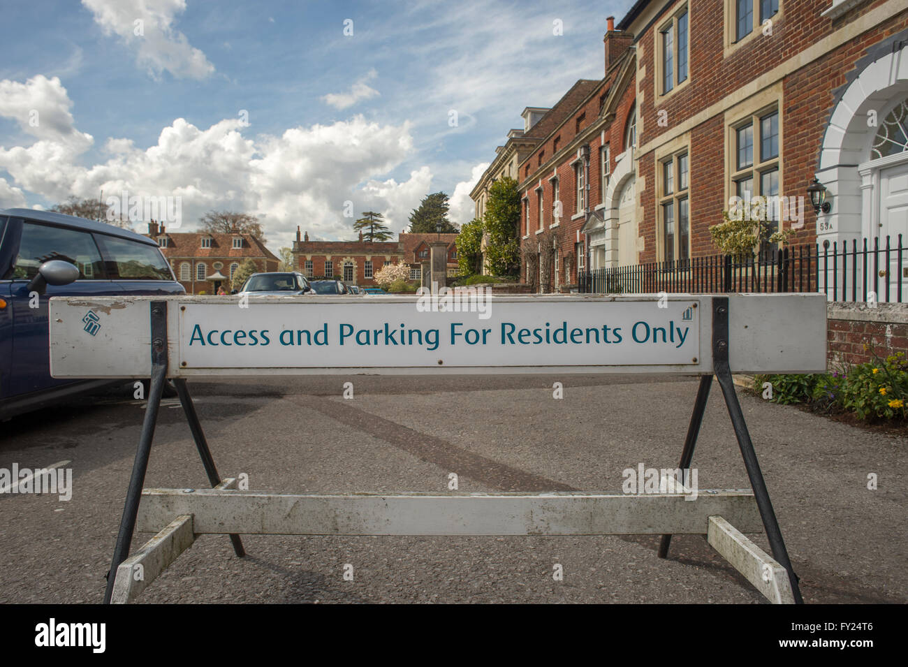Barriera stradale, con accesso e parcheggio solo per i residenti, Salisbury, Wilthsire. Foto Stock