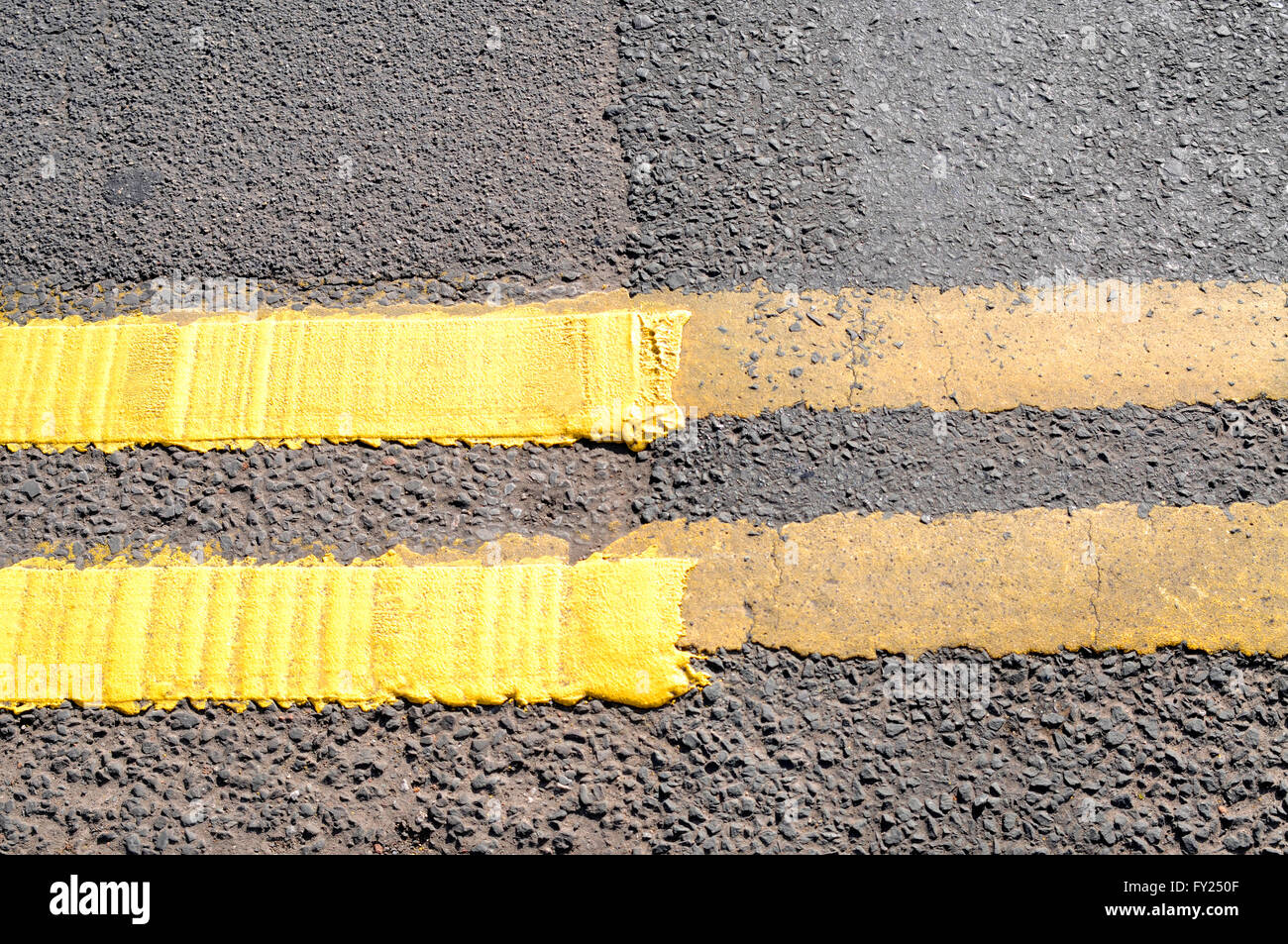 Doppie linee di colore giallo Foto Stock