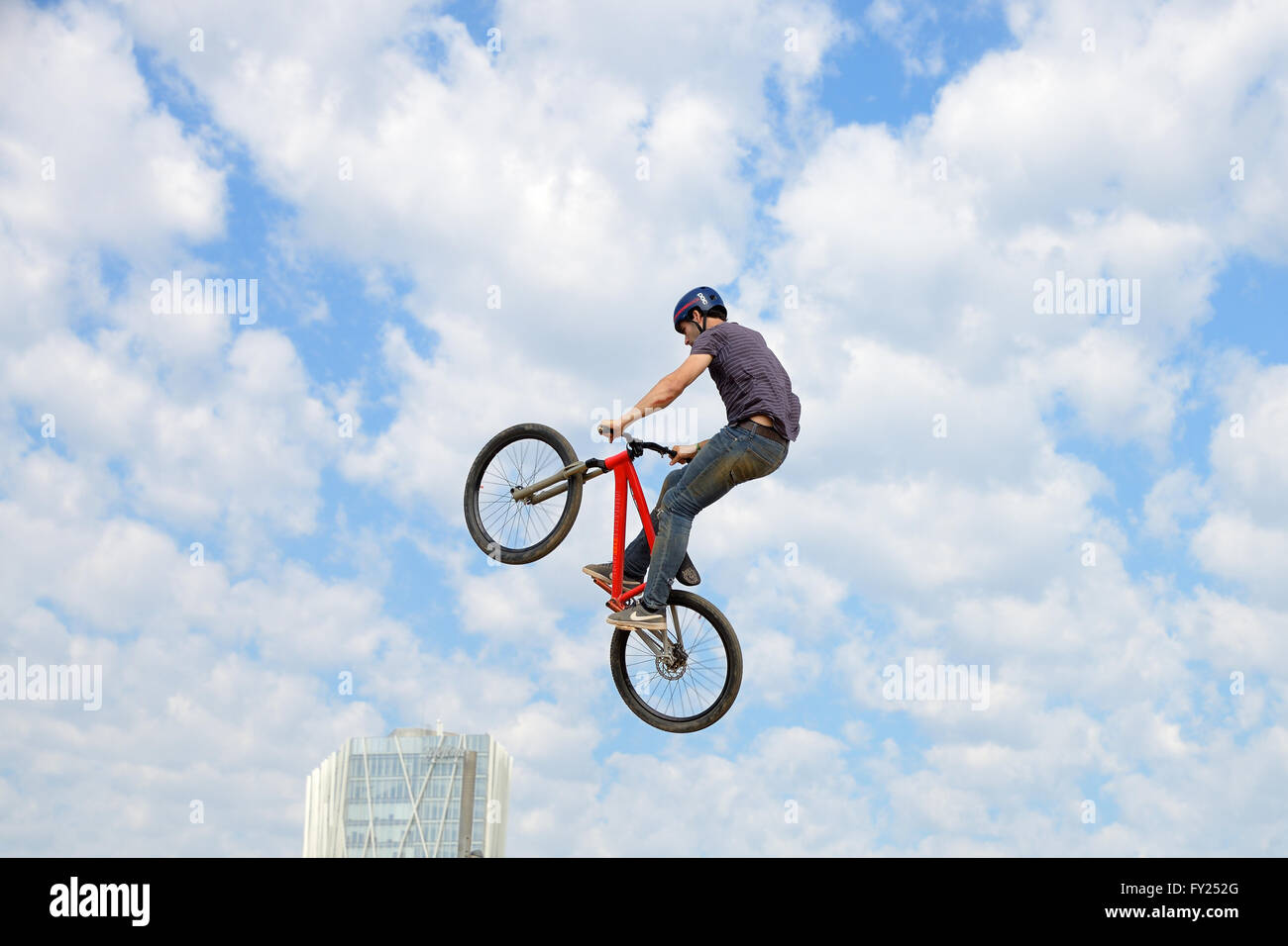 Barcellona - 28 giugno: un pilota professionista in mtb (mountain bike) Concorrenza sul lato sporco della pista a LKXA sport estremi. Foto Stock