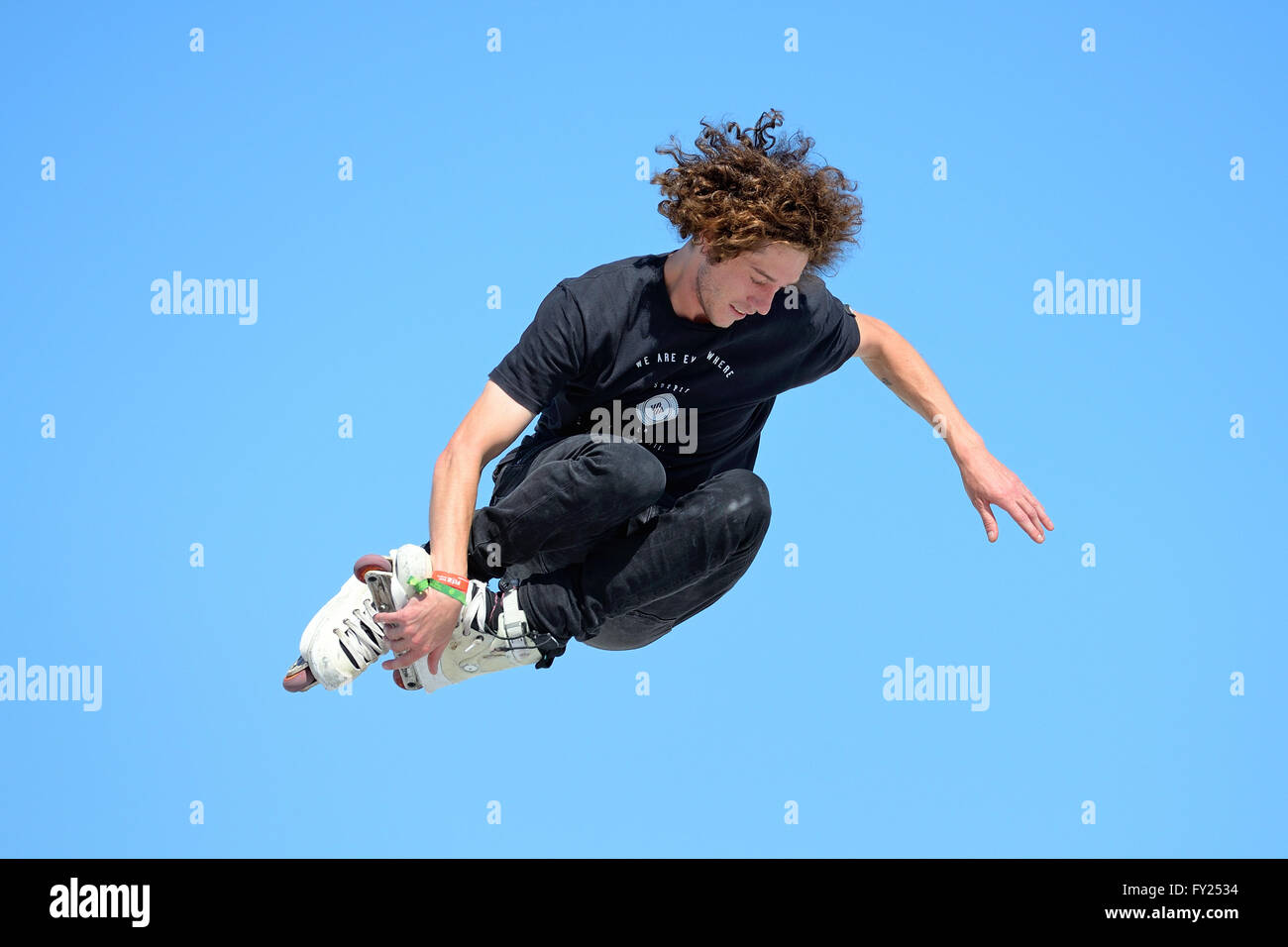 Barcellona - giu 28: uno skater professionista al pattinaggio salta la concorrenza a LKXA Sport Estremi Giochi di Barcellona. Foto Stock