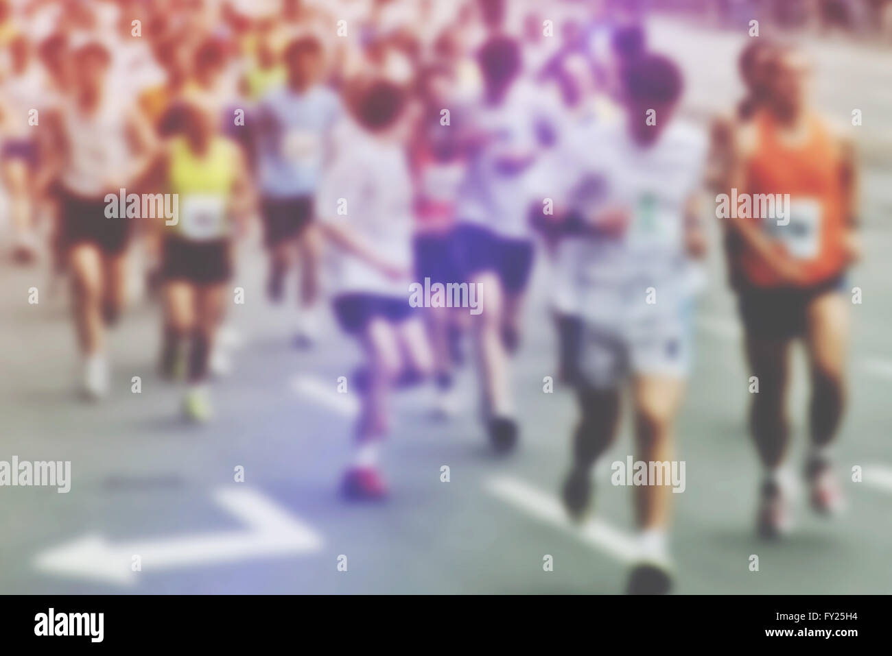 Immagine di sfocatura di persone correre una maratona corsa attraverso la città, defocussed foto di eventi sportivi, irriconoscibile l uomo e la donna racing Foto Stock