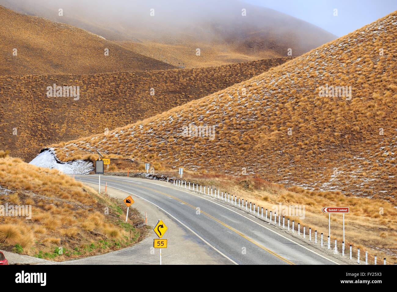 Il Crown Range road è la Nuova Zelanda i livelli più elevati di strada, in esecuzione da Queenstown a Wanaka Foto Stock