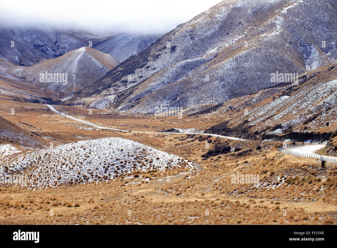 Il Crown Range road è la Nuova Zelanda i livelli più elevati di strada, in esecuzione da Queenstown a Wanaka Foto Stock