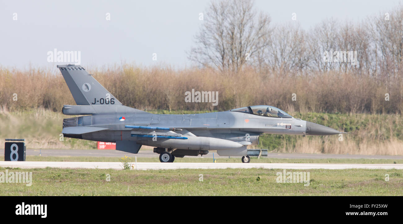 LEEUWARDEN, Paesi Bassi - 11 Aprile 2016: un olandese F-16 sul terreno durante l'esercizio Frisone bandiera. L'esercizio è di far riferimento Foto Stock