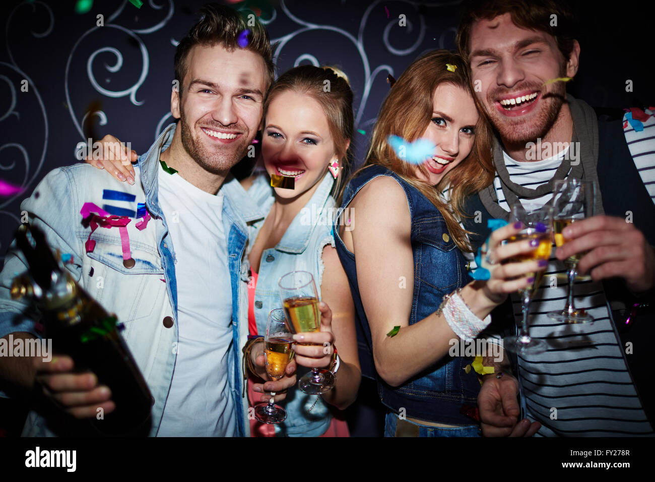 Notte clubbers con champagne Foto Stock