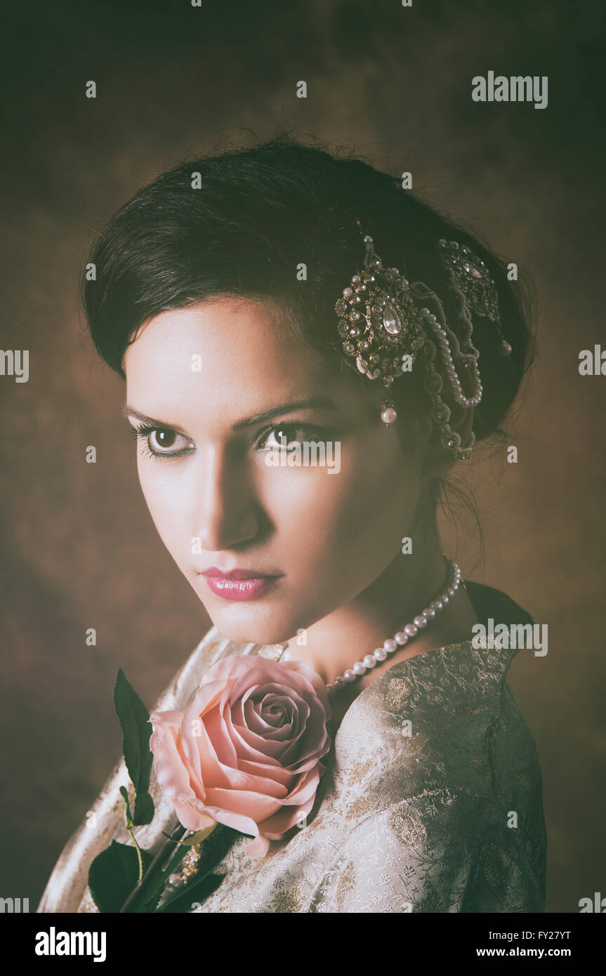 Bella donna asiatica con una rosa rosa Foto Stock