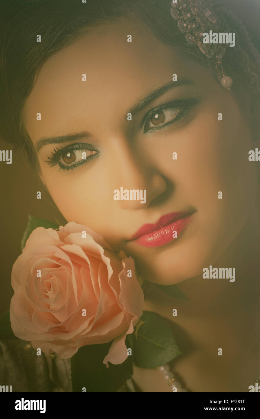 Bella donna asiatica con una rosa rosa Foto Stock
