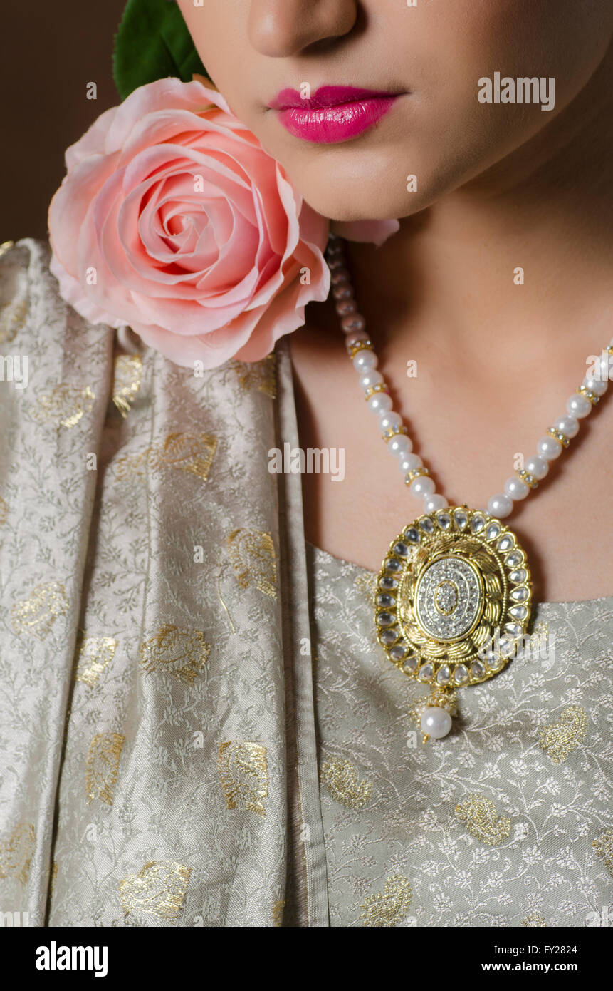 Bella donna asiatica con una rosa rosa Foto Stock