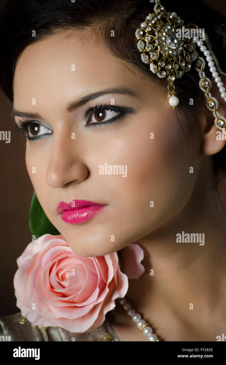 Bella donna asiatica con una rosa rosa Foto Stock