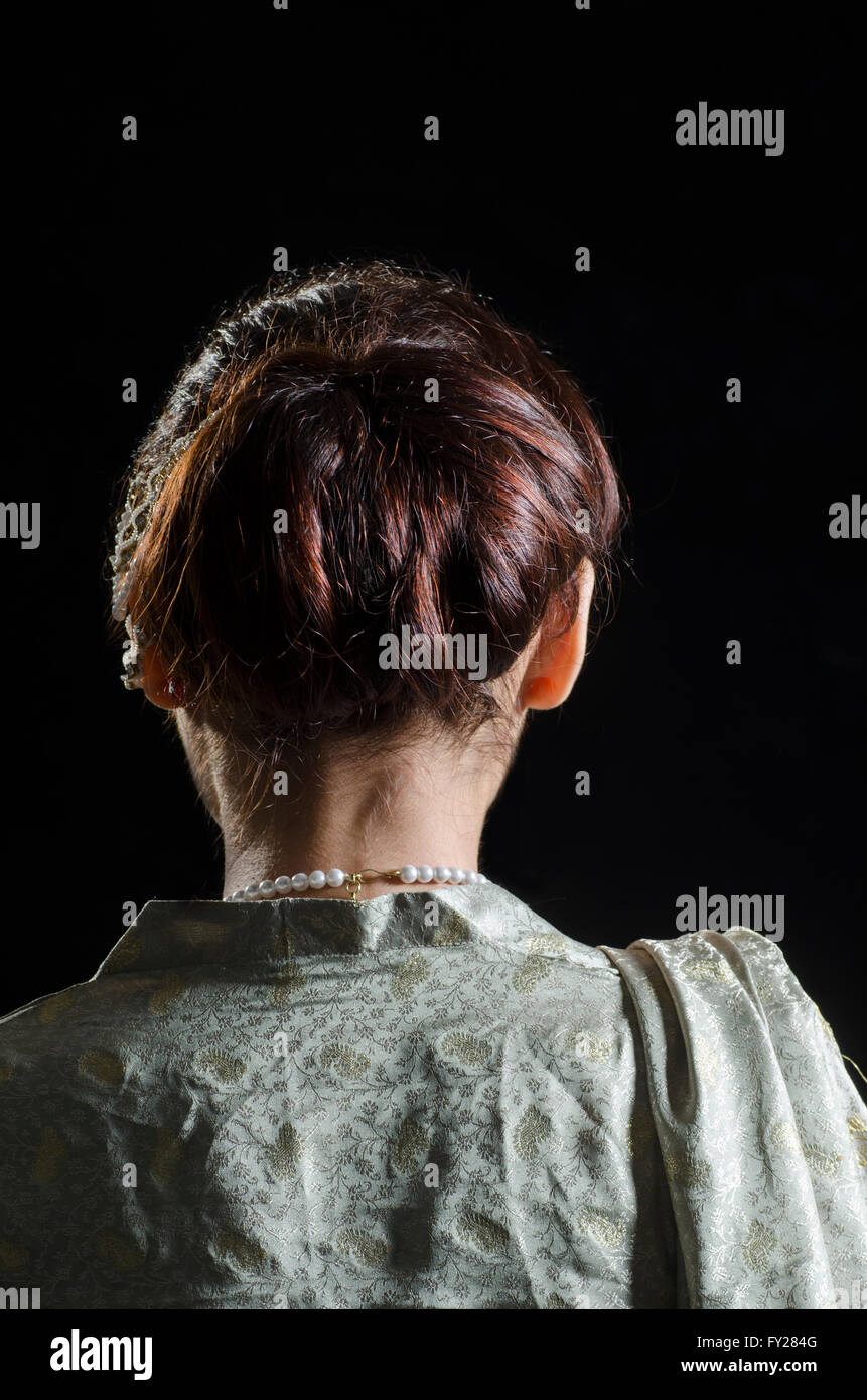Vista posteriore di una donna asiatica in shelwar kameez Foto Stock