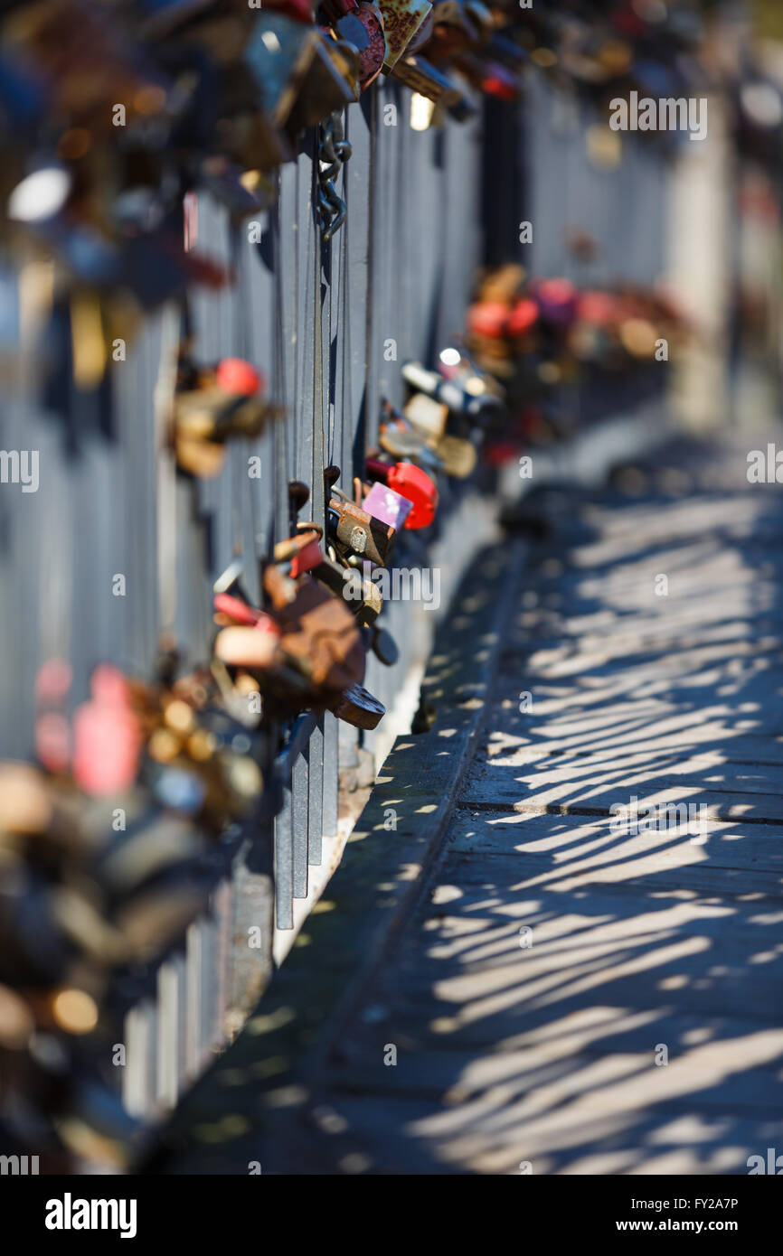 Fila di nozze si blocca sulla recinzione in ferro Foto Stock