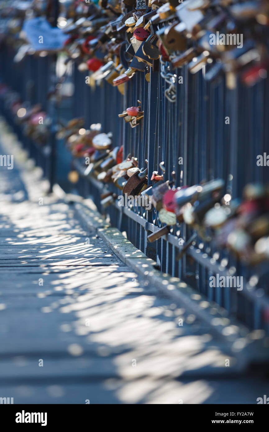 Fila di nozze si blocca sulla recinzione in ferro Foto Stock