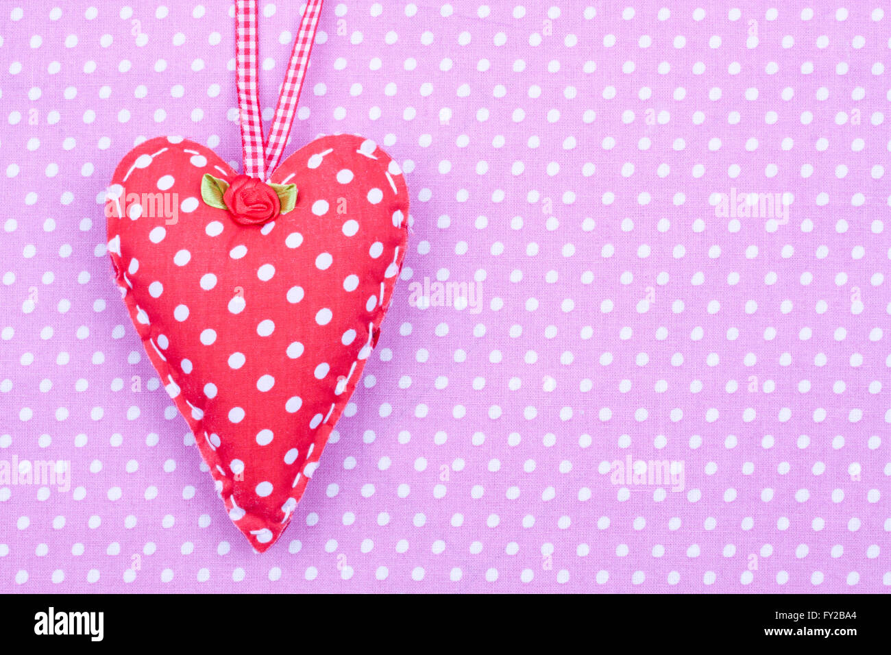 Red polka dot cuore di tessuto Foto Stock