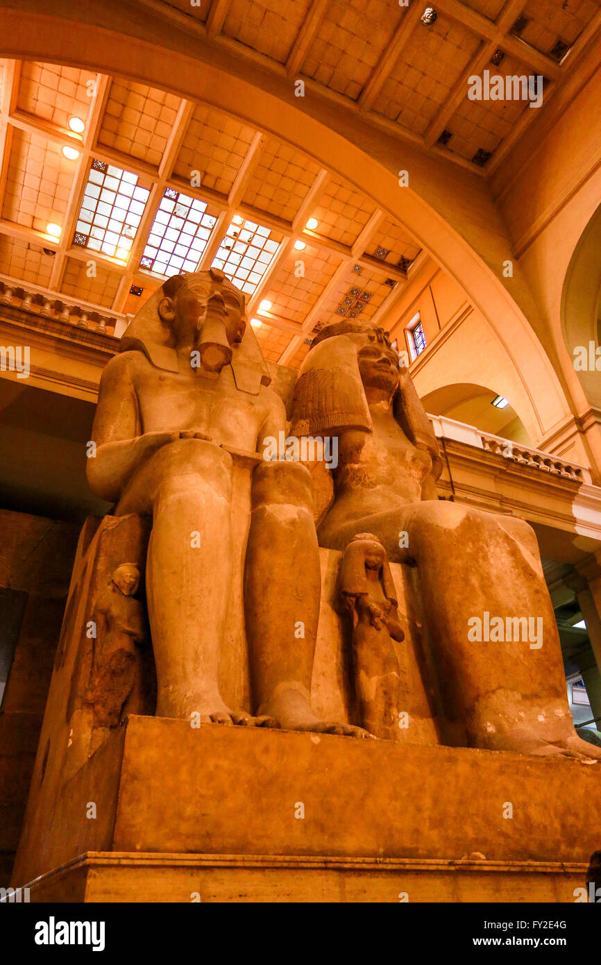 Monumentale statua di Amenhotep III e della regina tiye, il Museo Egizio del Cairo, Egitto Foto Stock