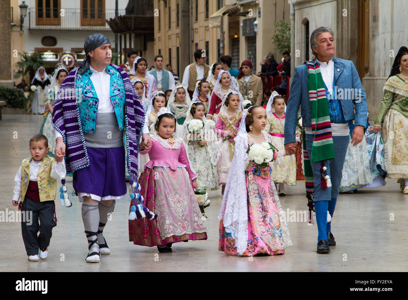 Fiore che offre una processione in onore della Madonna del abbandonato durante il Fallas Festival Valencia Spagna Foto Stock