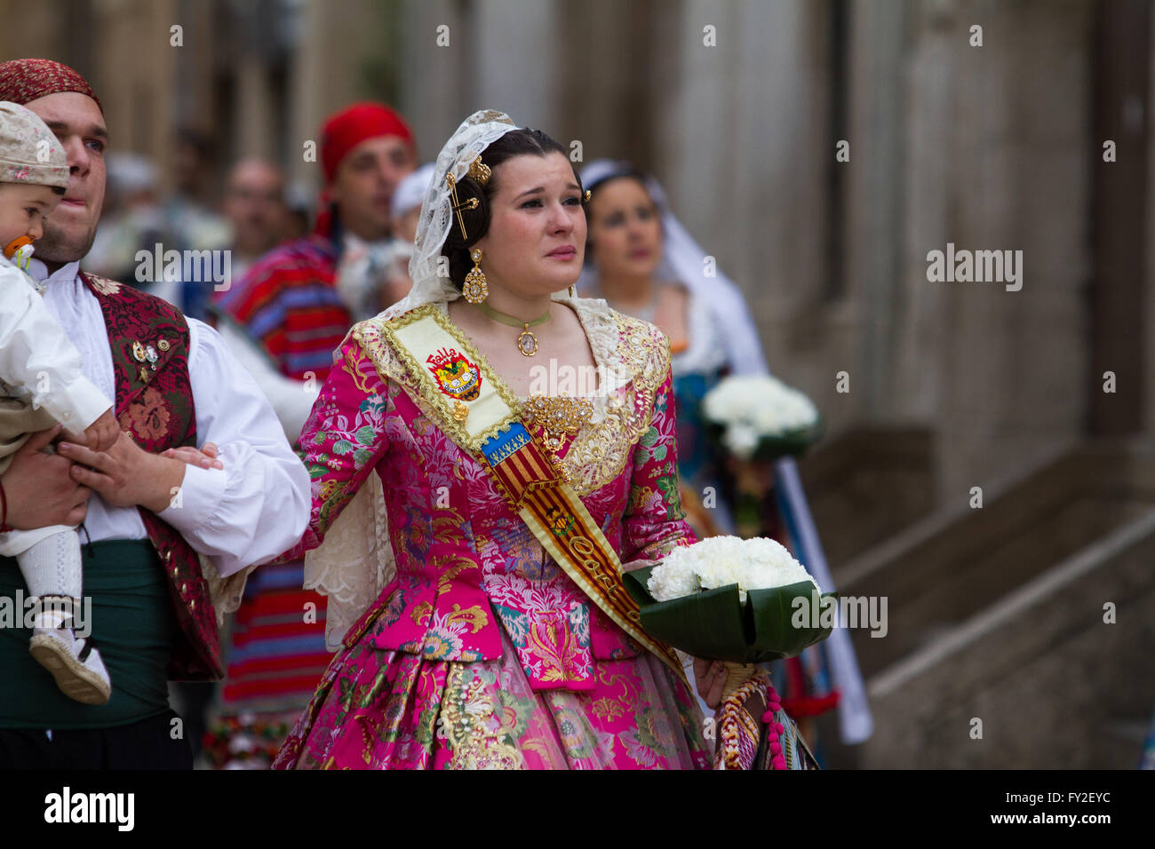 Fioritura offrendo processione per la lady del abbandonato durante il Fallas Festival Valencia Spagna Foto Stock
